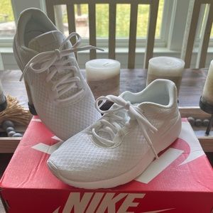 White Nike Tanjun 4.5 - Like New!